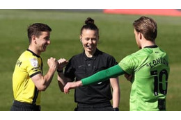 英プロリーグ、初めて「女性が主審を担当」！歴史的ジャッジが話題 画像