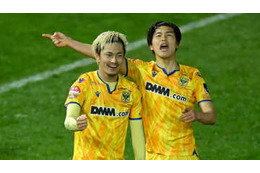 鈴木優磨、大ミスの橋岡大樹をゴールで救う！ 「まぐれクロス（笑）」といじる 画像