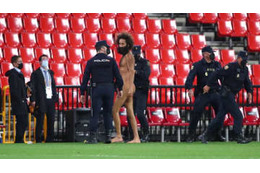 全裸でユナイテッド戦乱入…逮捕の男、なんと14時間もスタジアム内で“待機”してた 画像