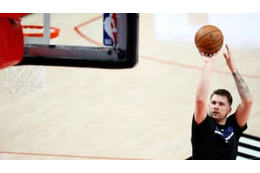 すごすぎて意味不明！ 元レアル・マドリーのNBAスター、足技からの“裏シュート”が神レベル 画像