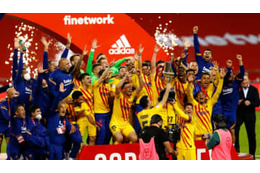 優勝のバルセロナ、チームバス内での感情爆発大騒ぎシーンがこれ 画像