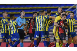 ピッチに侵入したドローンを踏み潰す！ニューウェルスMFが激怒 画像