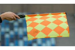 旗の代わりに「ハンガーとベビー服」でジャッジした副審が話題 画像