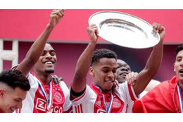 アヤックス、スゲぇ…優勝トロフィーを溶かしてファンに贈る 画像