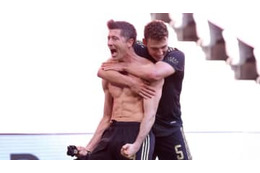 レヴァンドフスキ、41ゴール新記録達成！ アラバとの「お別れシーン」がこちら 画像