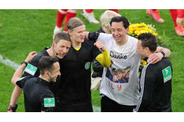 怪物ホーラン、いいやつ！ 引退する主審を「ユニフォーム交換」で感動させる 画像