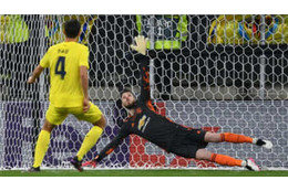 EL決勝でPK戦負け…デ・ヘアが残した「どっちに飛ぶかメモ」が話題 画像