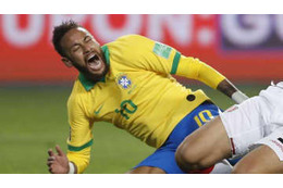 ネイマール、「15歳ファンの強烈タックル」食らう…足を負傷 画像