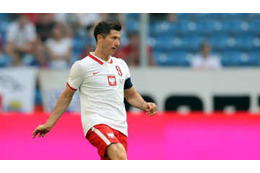 レヴァンドフスキ、鬼曲がりキックでスマホを破壊する 画像