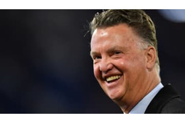 69歳ファンハール氏、2部チームの「1日監督」に！ 宝くじでコーチ役を募集する 画像