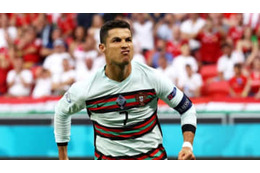 ロナウド、カメラマンにイラッ！？手に持った「茶色い飲み物」も話題に 画像