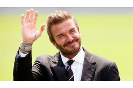 上半身裸のベッカム、犬を教育 画像