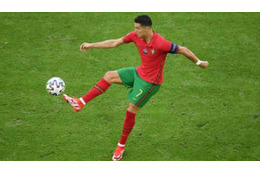 手の動きが意味不明！ 36歳ロナウド、EUROでやった「謎テク」がこちら 画像