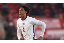 アレクサンダー＝アーノルド、「編み込みヘア」で筋トレる 画像