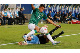 これが南米だ！ウルグアイ代表MF、死んでも奪われない「ド根性ドリブル」がすげぇ 画像