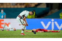 王者ポルトガル、EURO敗退…ロナウドはキャプテンマークを叩きつける 画像