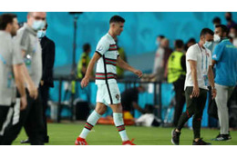 衝撃…EURO敗退のロナウド、キャプテンマークを蹴り飛ばす衝撃映像が撮影される 画像