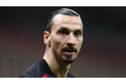 船に乗るイブラ「飛ぶぞ」 画像