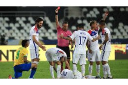 ブラジル代表ジェズス、衝撃の“空手キック”で一発レッド！空中で相手を蹴り飛ばす 画像