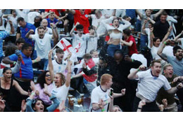 狂気の半裸イングランドサポ！座席の上にぶっ倒れながら歌う 画像