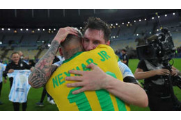 メッシ、悲願の代表初優勝！号泣するネイマールを20秒も抱きしめる 画像