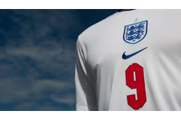 笑うエヴラ、イングランド代表ユニを片付ける 画像