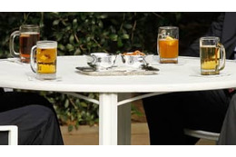 EURO決勝後、レストランで「テーブルをぶん投げる女性」が撮影される 画像