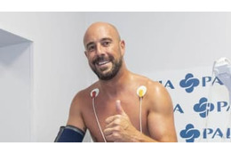 イニエスタじゃねぇ！ペペ・レイナ、巨大ペンギンになって歌う 画像