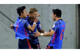 久保建英と堂安律の“仲”が分かる！？「頭ぽんっ」シーンがこちら 画像