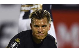 「キーパー不在のゴール前5mから宇宙開発」最悪のシュートミスが話題 画像