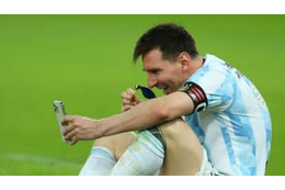 契約なしメッシ、バルセロナに戻る…ファンにサインする 画像