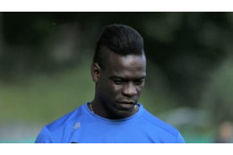 トルコ移籍のバロテッリ、コロナ禍なのにもみくちゃ歓迎を受ける 画像