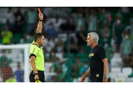 ローマのモウリーニョ監督、一発退場！親善試合でレッドカードを食らう 画像
