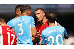 退場王ジャカ、一発レッドになった「問題の両足タックル」がこれ 画像