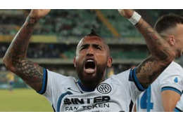 ビダル、笑顔で肉を焼く 画像