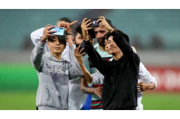 これはひどい…B・フェルナンデス、試合中に乱入者4人に囲まれるも放置される 画像