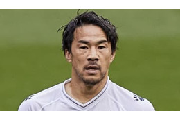 黒Tシャツの岡崎慎司、カルタヘナ入団会見に出席 画像