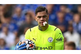 口から流血の英雄エデルソン、傷口をシュマイケルに見せる 画像