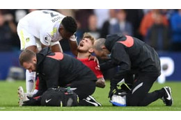 リヴァプールの18歳エリオット、重傷なのに神対応！ケガした14歳を感動させる 画像