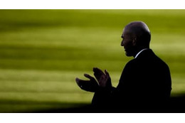 ジダン、レアルのベルナベウ復帰戦をVIP観戦！ベイルは姿見せず 画像