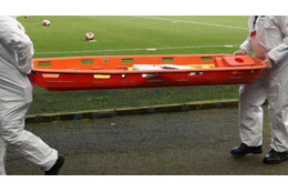 怪我した選手に駆け寄る「担架要員」が肉離れ…担架で運ばれる 画像