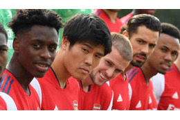 冨安、アーセナルで写真撮影！やさしくしてくれたのはあの選手だった 画像