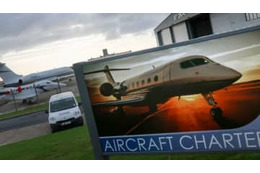 英国の有名選手、プライベートジェットでS○Xか。CAの前で下半身露出 画像