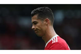 敗戦にイラッ！？ ロナウド、CKフラッグに「パンチ」して帰る 画像