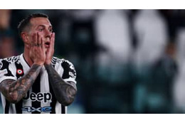 ユヴェントス監督、試合中に味方の尻を蹴る！謎キックされた選手は苦悶 画像