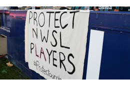 米女子サッカー、指導者の性的虐待に抗議…試合を中断し「円陣」作る 画像