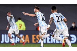 メッシ、親友スアレスに見せつけた「幻惑アウトサイドゴール」がこれ 画像