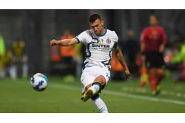 セリエA史上初か！両利きペリシッチ、ついに左右両足でPKを沈める 画像