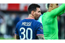 メッシのサイン入りPSGユニフォーム、教皇に贈呈される 画像