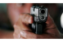 選手とファンが乱闘！警察の「ピストル9発」発射が話題に 画像